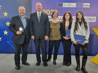 EUMM Special Price for Peace Journalism díjátadó (2024. február 2.).  A képen a három díjazott és a díjat átadó Kozma Tibor, az EUMM megbízott  misszióvezetője látható